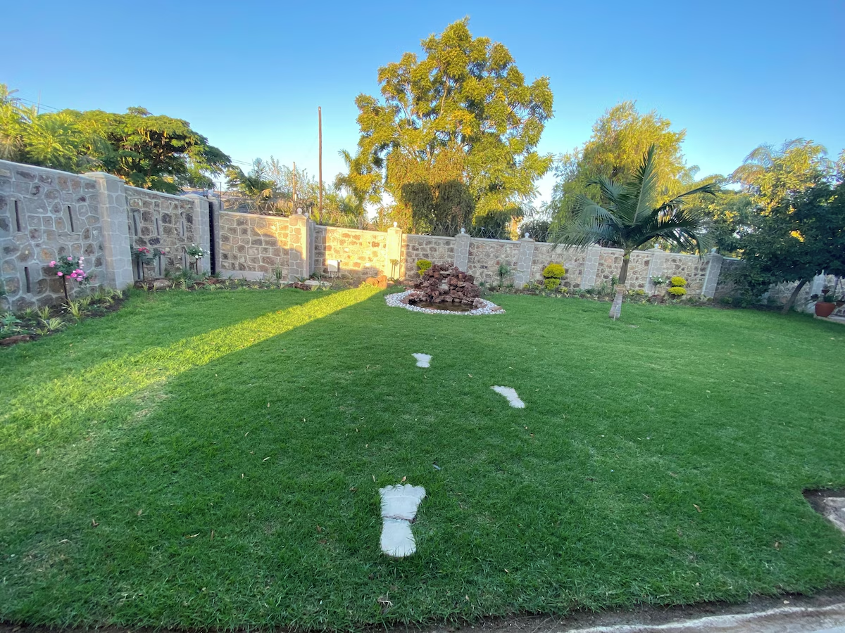 Goshen Creek Guesthouse — beautifully landscaped gardens and grounds